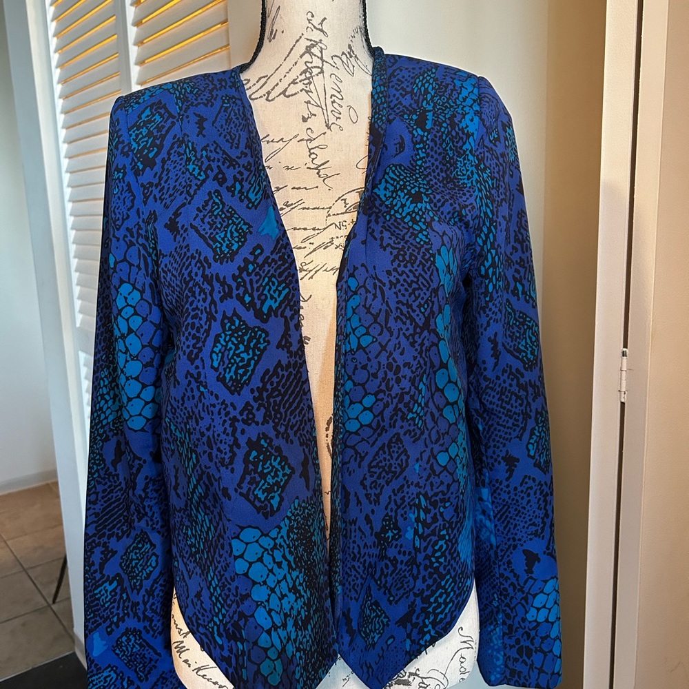elegant snake print blazer in striking blue and black hues, open back design
